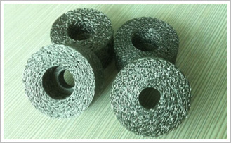 絲網(wǎng)沖壓墊用高強(qiáng)度不銹鋼絲，機(jī)械沖壓成型，具有較高強(qiáng)度及整體鋼性，透氣性佳，具有優(yōu)良的過(guò)濾精度、過(guò)濾阻抗、機(jī)械強(qiáng)度、耐磨性、耐熱性、耐寒性，對(duì)抗壓強(qiáng)度要求及過(guò)濾精度要求均一的過(guò)濾尤為理想，清洗容易、裝